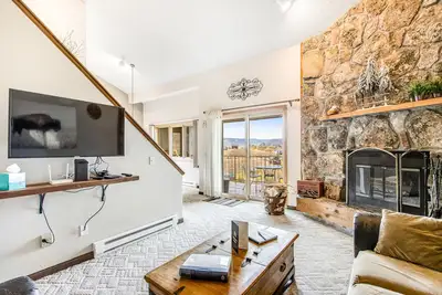 Image de Dog-friendly condo with wood fireplace, washer/dryer, & views