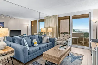 Image de Gulf-view condo with beach pavilion, balcony, heated pool, hot tub, gym, tennis