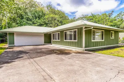 Image de Delightful home with private W/D, desk workspace, & a great location