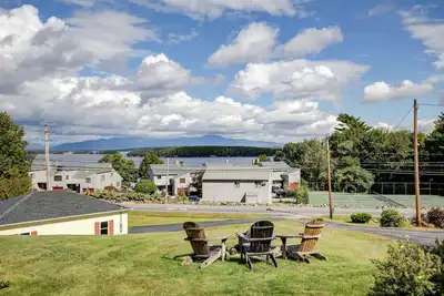 Image de Single-story home overlooking Lake Winnipesaukee with firepit, fireplace & WiFi