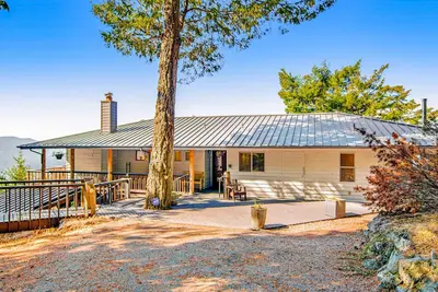 Image de Mountaintop dog friendly escape with stunning water views & private sauna