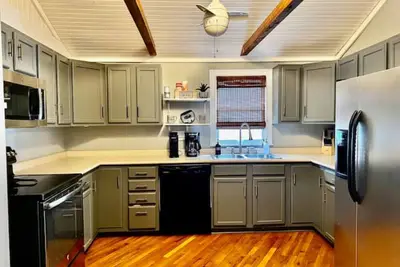 Image de Spacious 3bd\/2ba retreat w\/ private backyard deck, arcade and walkable