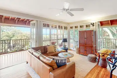 Image de Beautiful oceanfront condo with lanai, pool, beach access, & washer/dryer