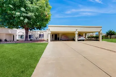 Image de Single-level retreat with a washer\/dryer, central Ac, & pool access