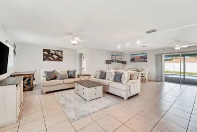 Image de Dog-friendly home private pool w/ central Ac, washer & dryer, and desk workspace