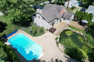 Image de School House Getaway! 4br with Large Pool & Hot Tub