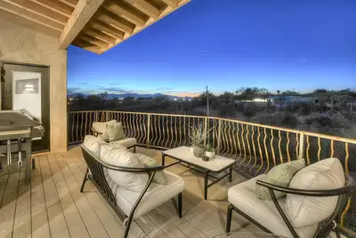 Image de Upscale 1, 200-foot spa retreat with fireplace, grill, and mountain views