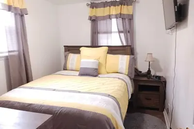 Image de Earnie's Place - Cozy 2 Br Home with Fireplace, Sports Fan Cave Garage
