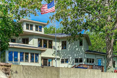 Image de Lakefront home with deck, private beach, firepit, WiFi, & W/D - quiet location