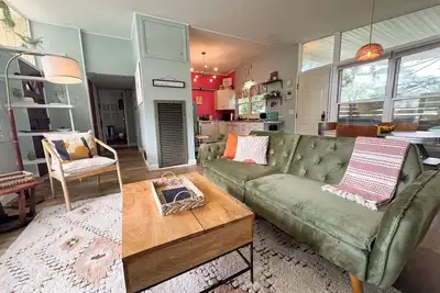 Image de Mid-Century Modern Themed Surf House
