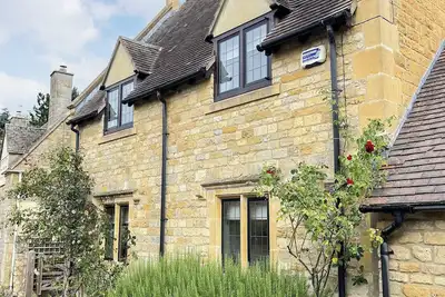 Image de A beautiful Cotswolds stone cottage awaits your stay in the heart of a pretty rural village.