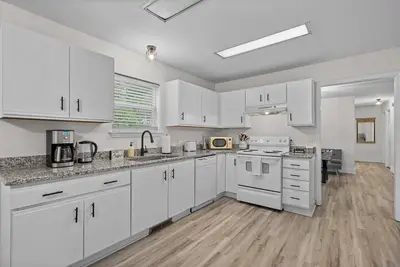Fun, Pet-Friendly, Central Home w\/ GameRoom - mins to Uncw & Wrightsville Beach!