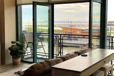 Image de Condo with Lake & Cedar Point View