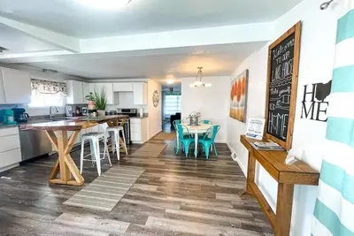 Image de Surf Cottage - One Block from Beach!