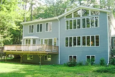 Image de Dog-friendly waterfront home with a washer\/dryer, volleyball court, deck & grill