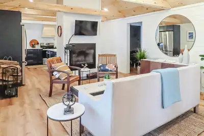 Image de Beautiful updated lakefront home with a washer/dryer, grill & dog-friendly