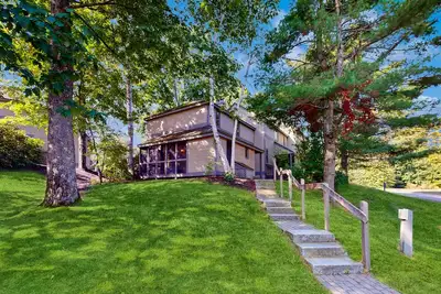 Image de Well-appointed condo with beach access, pool, tennis court, & washer/dryer