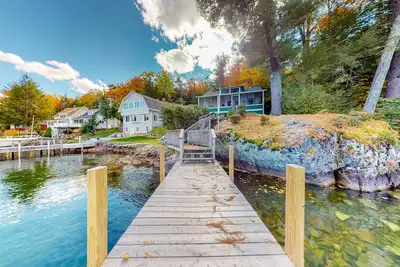 Image de Charming dog-friendly lakefront cottage with private dock & community beach