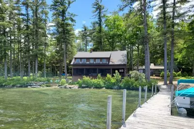 Image de Quintessential lakefront home with woodstove, beach access, dock & washer/dryer