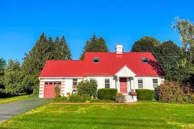 Image de Updated Cape home with WiFi, W/D, full kitchen & clawfoot tub