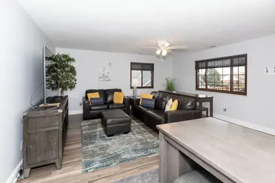 Image de Central Huron Modern Apartment!