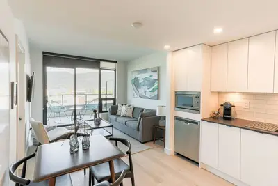 Image de New 2-bedroom condo in Downtown Kelowna with Lake views & 25th Fl access