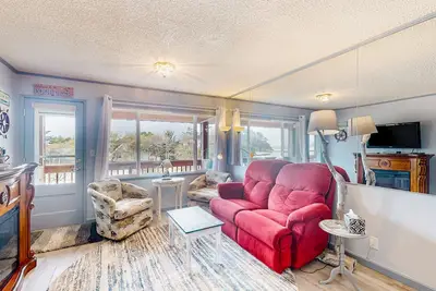 Image de Beachfront condo near the beach with water views, private balcony & cable