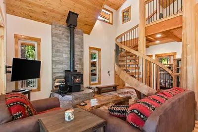 Image de Stunning mountain cabin with lake view, firepit, grill, patio & washer/dryer