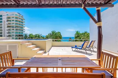 Image de Spacious apartment with ocean views, pool & balcony