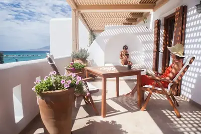 Image de Spacious Beach Flat, Large Balcony, 1 Min to Sea - Argo Apartment