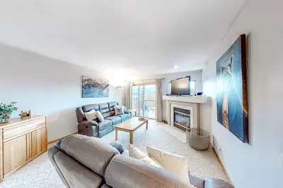 Image de 3-story condo with grill, mtn views & open field behind the house for exploring