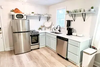 Image de Kick back and relax in this calm, stylish space