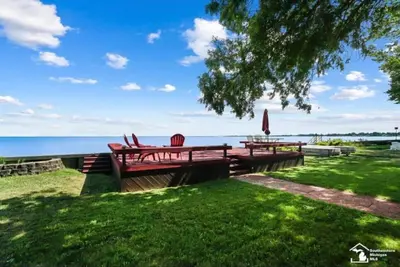 Image de Restored historic log cabin and deck on Lake Erie
