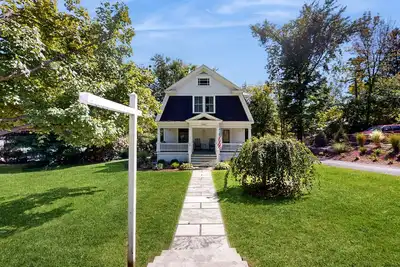 Image de Classic village home with large porch, washer/dryer, cable, grill & partial Ac