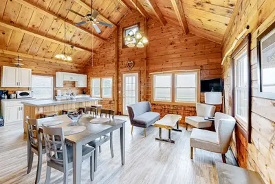 Image de Second floor, dog-friendly condo with modern decor and lovely views