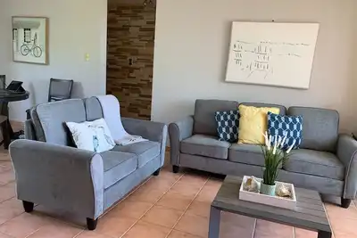 Image de Sunny 2-bedroom condo by the beach\n