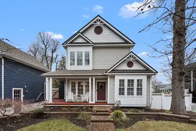 Image de Escape to Paradise - 4 Br/ Loft 2. 5ba, One Block to the Bay with a Private Pool