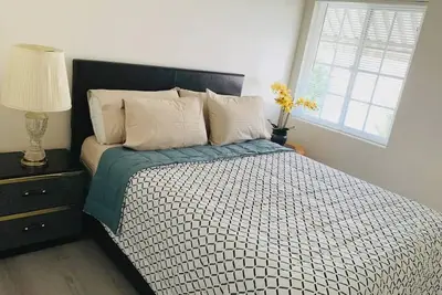 Image de Sweet Cozy, sun-filled 3 bedrooms home with fruit trees