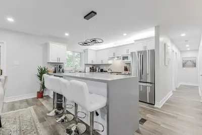 Image de Innisfil Retreat: Hot Tub, Sauna, Pool Table