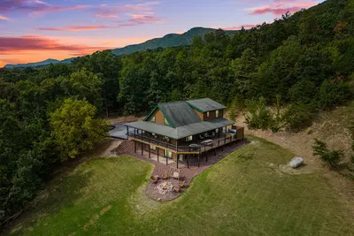 Image de Peaceful 5-bedroom cabin with hot tub and views