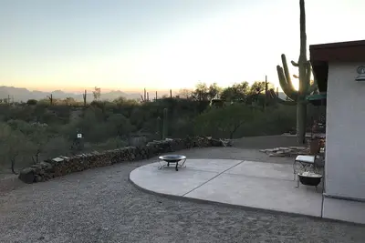 Image de Mountain View’s. Stunning Sunset’s. Outdoor Activities. Minutes From Downtown.