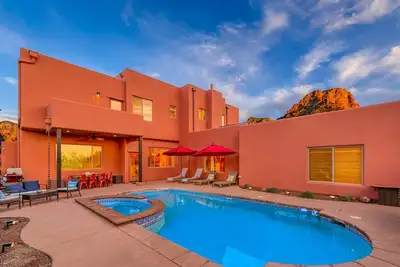 Image de Views! Private Heated Pool + Spa + Bbq + Games + Ev + High-speed Wifi