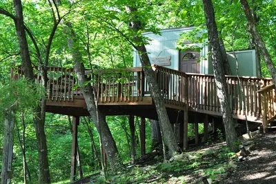 Image de Treehouse with deck