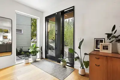 Family Friendly Bright Modern with Hot Tub!