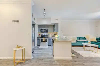 Image de Modern Luxury apt, med center, mins from downtown