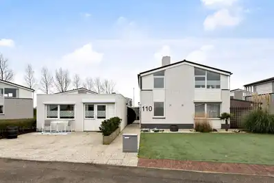 Image de Detached luxury beach house. various terraces and winter garden