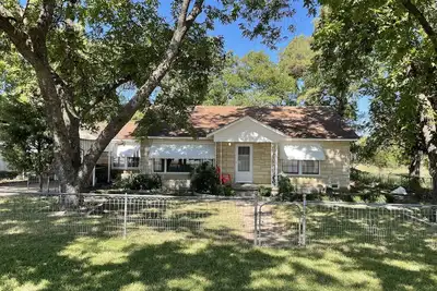 Image de Rock House & 6 acre Pecan Orchard Springtown Center near 51 & 199