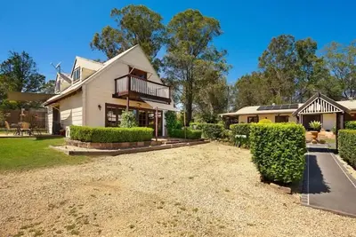 Image de Firefly Resort: House & Cottage on 10 acres. Bbq deck, pool, tennis court, lawns