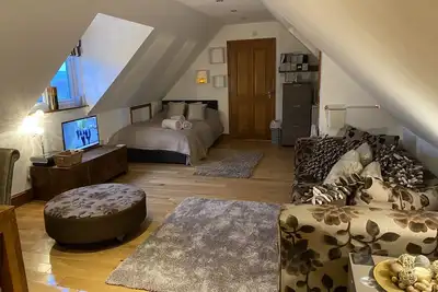 Studio apt, parking, close walk to beach and town.