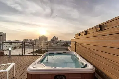 Penthouse Jacuzzi close to the Hilton